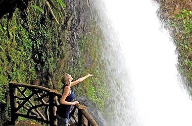 Frau am La Paz Wasserfall