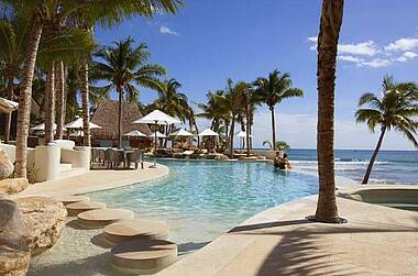 Poolanlage im Hotel Mahekal Beach Resort in Playa del Carmen