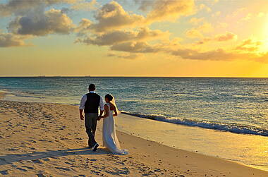 Hochzeitspaar im Sonnenuntergang am Eagle Beach Oranjestad, Aruba