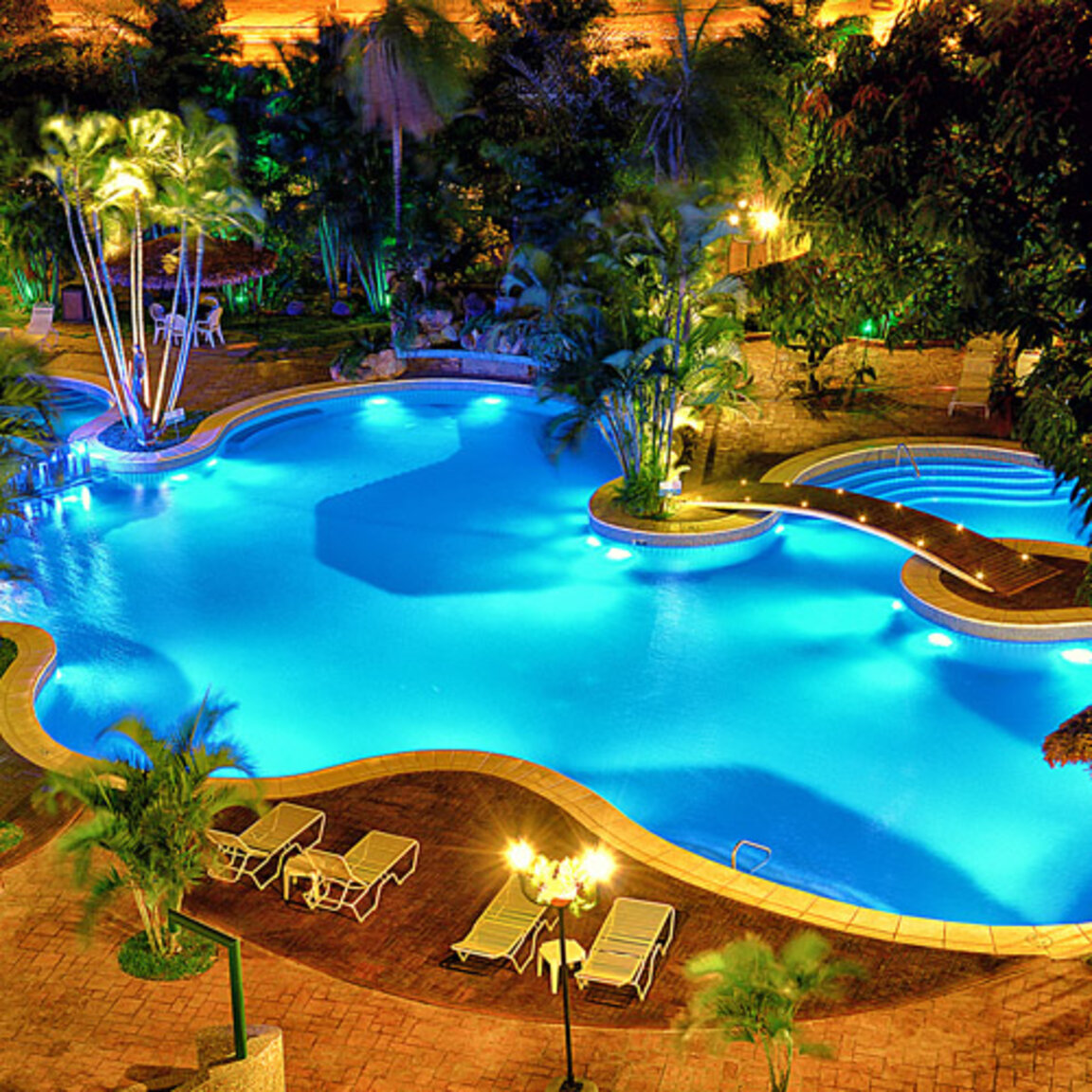 Beleuchtete Pool-Landschaft bei Nacht im Hotel Camino Real, Santa Cruz de la Sierra