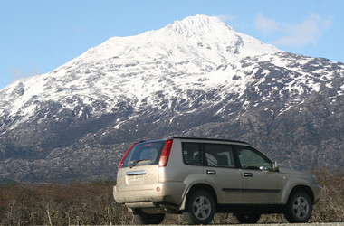 Auto vor schneebedecktem Berg in Chile