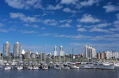 Panorama von Montevideo mit Hafen und blauem Himmel