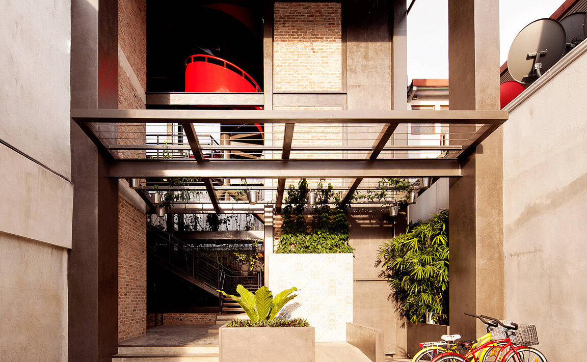 Innenhof des Hotels Presidente in San José, Costa Rica, mit modernen architektonischen Elementen und einem Hängegarten.