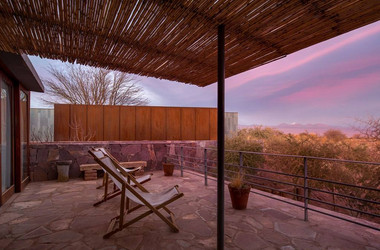 Terrasse mit Liegestühlen im Hotel Tierra Atacama
