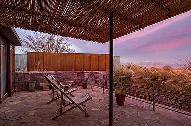 Terrasse mit Liegestühlen im Hotel Tierra Atacama