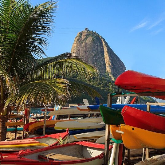 Blick auf den Zuckerhut in Rio de Janeiro über der Guanabara-Bucht.
