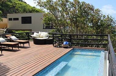 Entspannen am Pool im Hotel Deep Blue auf der Isla Providencia in Kolumbien