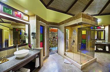 Badezimmer der Suite im Nayara Hotel
