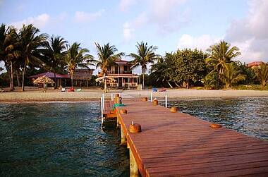 Steg und Strand des Beaches & Dreams Boutique Hotels in Belize