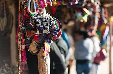 Traditionelles Kunsthandwerk und farbige Stoffe in Colchani, Bolivien
