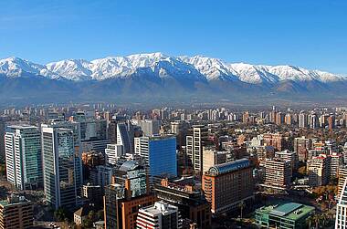 Stadtpanorama von Santiago mit den majestätischen Anden im Hintergrund