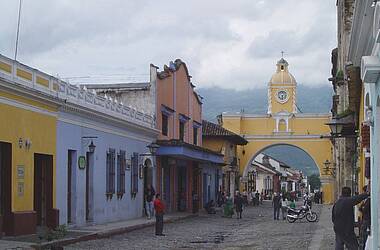 Kopfsteingepflasterte Straßen und kleine Häuschen in Antigua, Guatemala