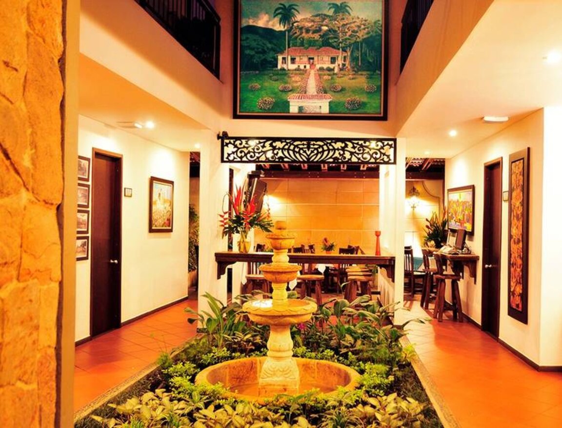 Eingangsbereich mit Springbrunnen im Boutique Hotel San Antonio, Cali