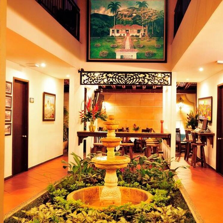 Eingangsbereich mit Springbrunnen im Boutique Hotel San Antonio, Cali
