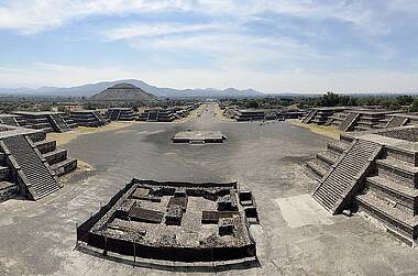 Ansicht über Teotihuacán mit der Sonnenpyramide und Mondpyramide