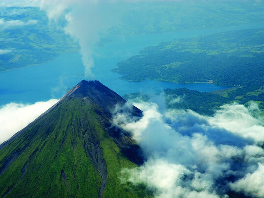 Der rauchende Vulkan Arenal in Costa Rica
