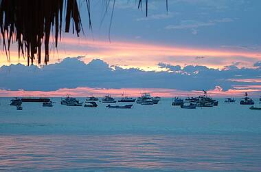 Sonnenuntergang in einer Bucht in San Juan del Sur