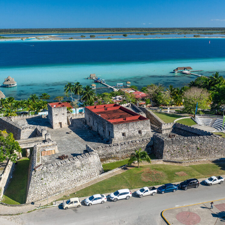 Fuerte San Felipe in Bacalar, Mexiko, mit Blick auf die türkisfarbene Lagune und die umliegende Landschaft.
