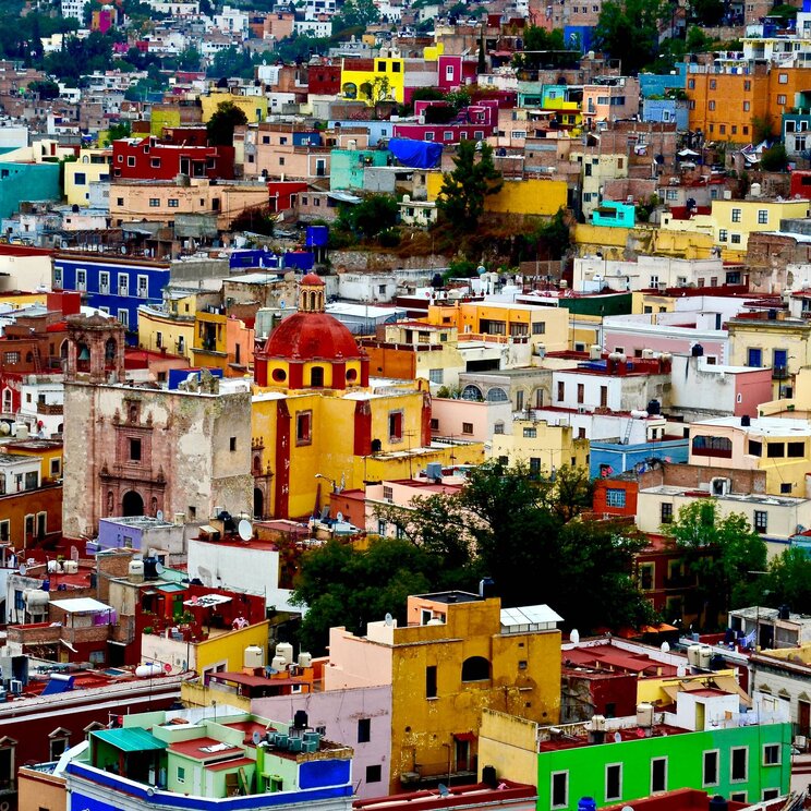 Farbenfrohe Fassaden in Guanajuato, eine der legendären Silberstädte Mexikos