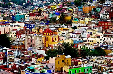 Farbenfrohe Fassaden in Guanajuato, eine der legendären Silberstädte Mexikos