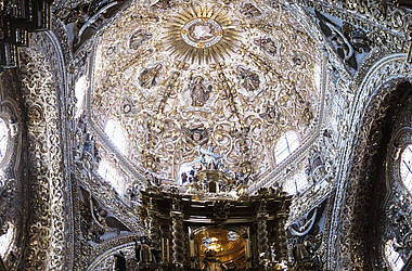 Kathedrale von Puebla mit Innenansicht in reich verzierte Kuppel