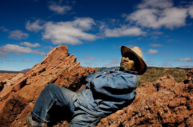 Mann liegt auf Felsen in Nordargentinien