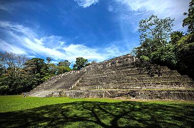 Blick auf die Pyramide der Mayastätte Caracol in Belize