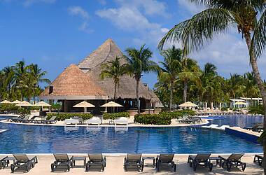 Karibische Pool-Anlage mit Palmen im Hotel Catalonia Playa Maroma in Playa del Carmen