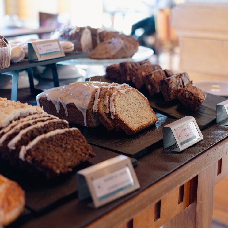 Kuchen, Muffins und Gebäck auf Schieferplatten beim Frühstücksbuffet im Rochester Hotel in El Calafate.