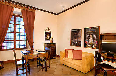 Sitzecke und Schreibtisch im Komfortklassehotel Dann Monasterio, Popayán