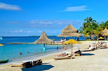 Weißer Sand, grüne Palmen und blaues Meer im Hotel Punta Faro, Isla Múcura Nähe Cartagena