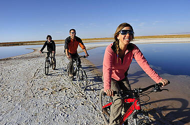 Fahrradfahrer in der Atacamawüste