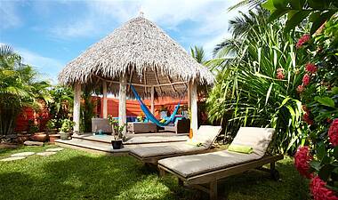Garten mit gemütlichen Liege- und Sitzmöglichkeiten des Boardwalk Boutique Hotels Aruba