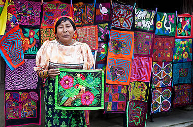 Kuna-Frau verkauft farbenfrohe Stickereien, San Blas, Panama