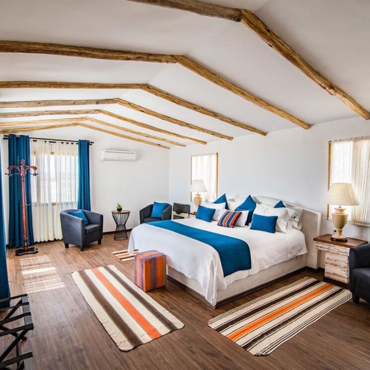 Family Suite im Hotel Luna Salada mit blauen Vorhängen und Kissen