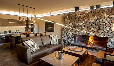 Wohnbereich mit Kamin im The Wines Resort & Spa Hotel, Mendoza