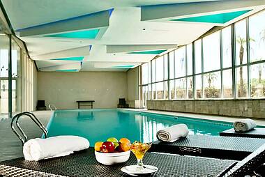 Indoor Pool im Hotel Esplendor Mendoza