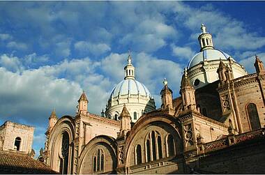 Die Kathedrale von Quenca mit ihren blauen Kuppeln