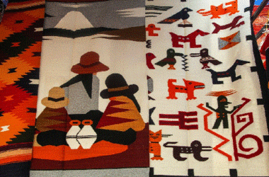 Kunsthandwerk und Stoffe mit Andenmotiven in Otavalo