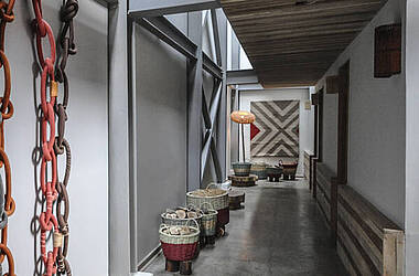Mit Seilen, Körben und Wandbehang dekorierter Flur im Hotel Vendaval