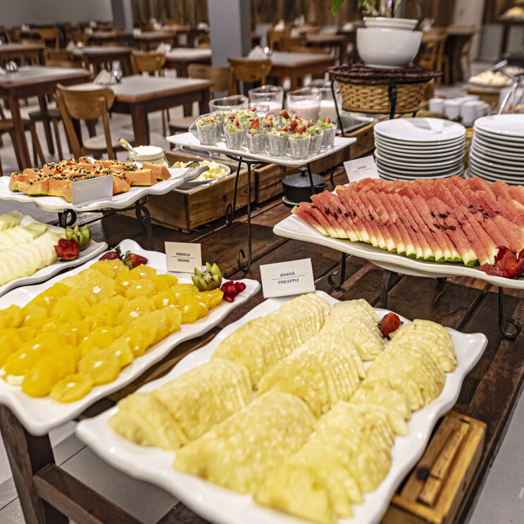 Frühstücksbuffet mit aufgeschnittenen tropischen Früchten im Restaurant eines Hotels in Lateinamerika.