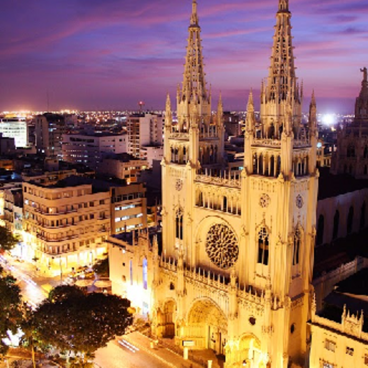 Die erleuchtete Catedral Católica Metropolitana de Guayaquil
