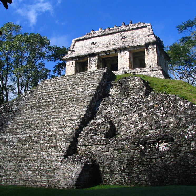 Haupttempel in Palenque mit blauem Himmel