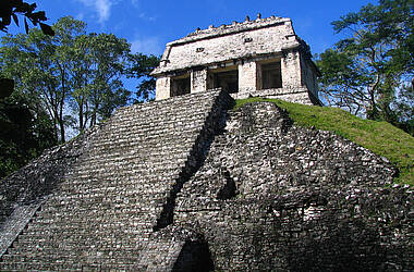 Haupttempel in Palenque mit blauem Himmel