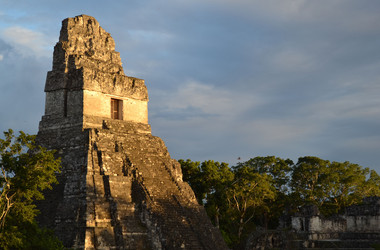 Tikal in Guatemala bei Sonnenuntergang