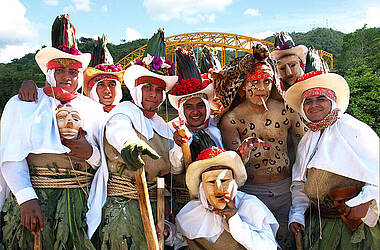 Männergruppe in indigener Kostümierung für Zeremonie in Villahermosa