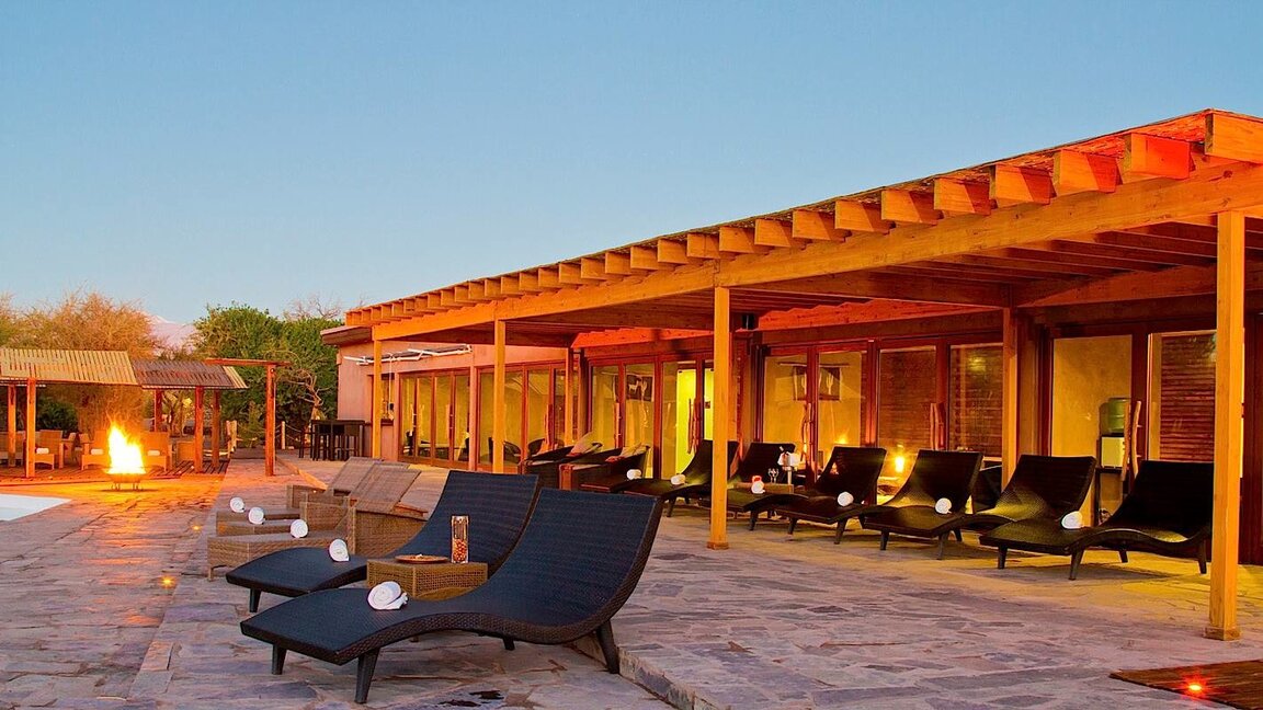 Liegestühle am Pool des Hotel Cumbres Atacama