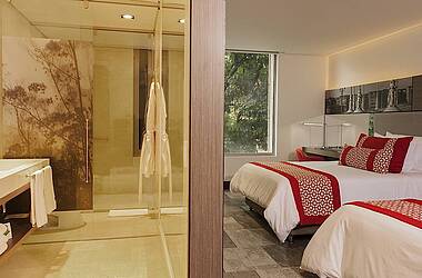Bad und Doppelbett im Ek Hotel Bogotá