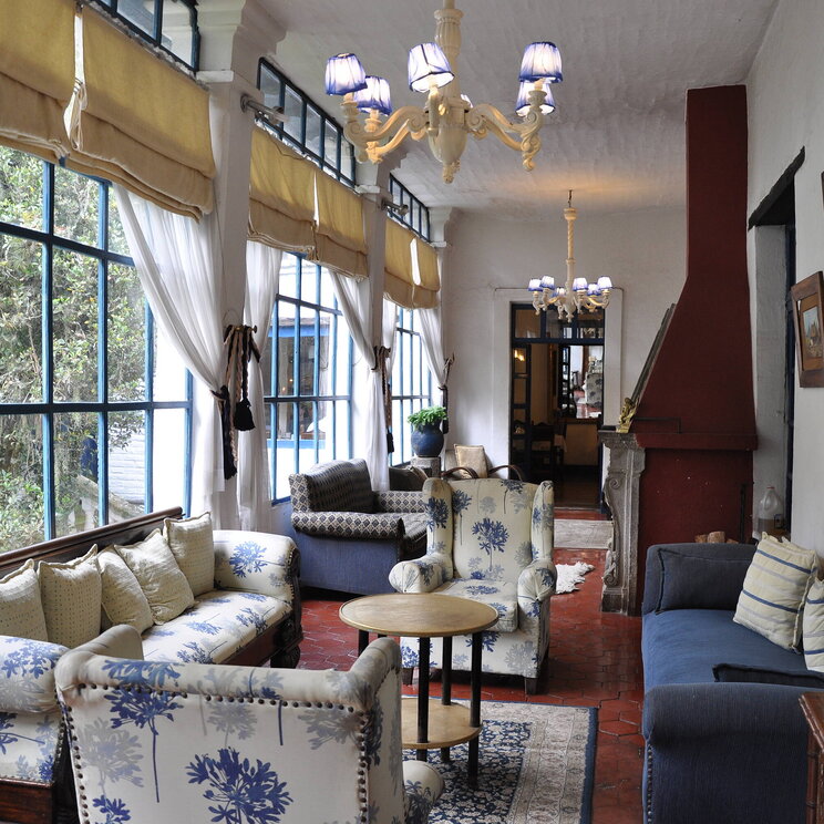 Ein Wohnzimmer im Hotel Hacienda Pinsaqui