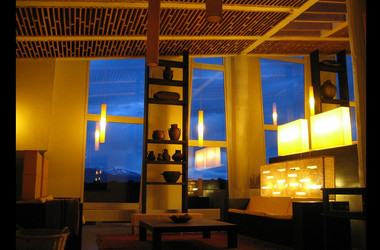 Lounge im Hotel Remota Patagonia am Abend